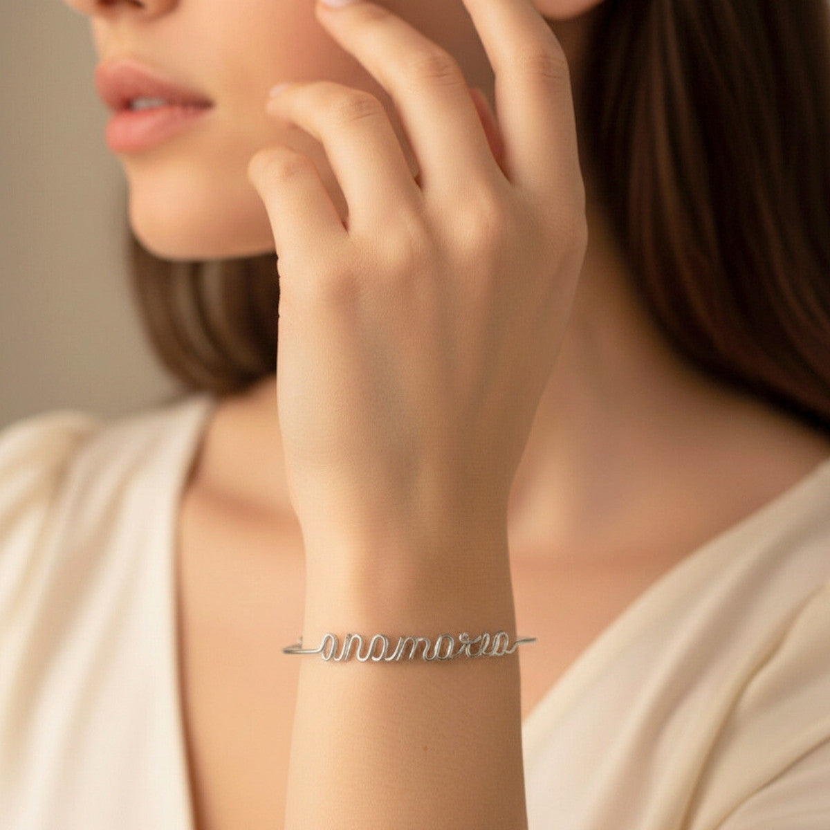 Bracelet prénom en or personnalisé porté avec une tenue élégante, bijou discret