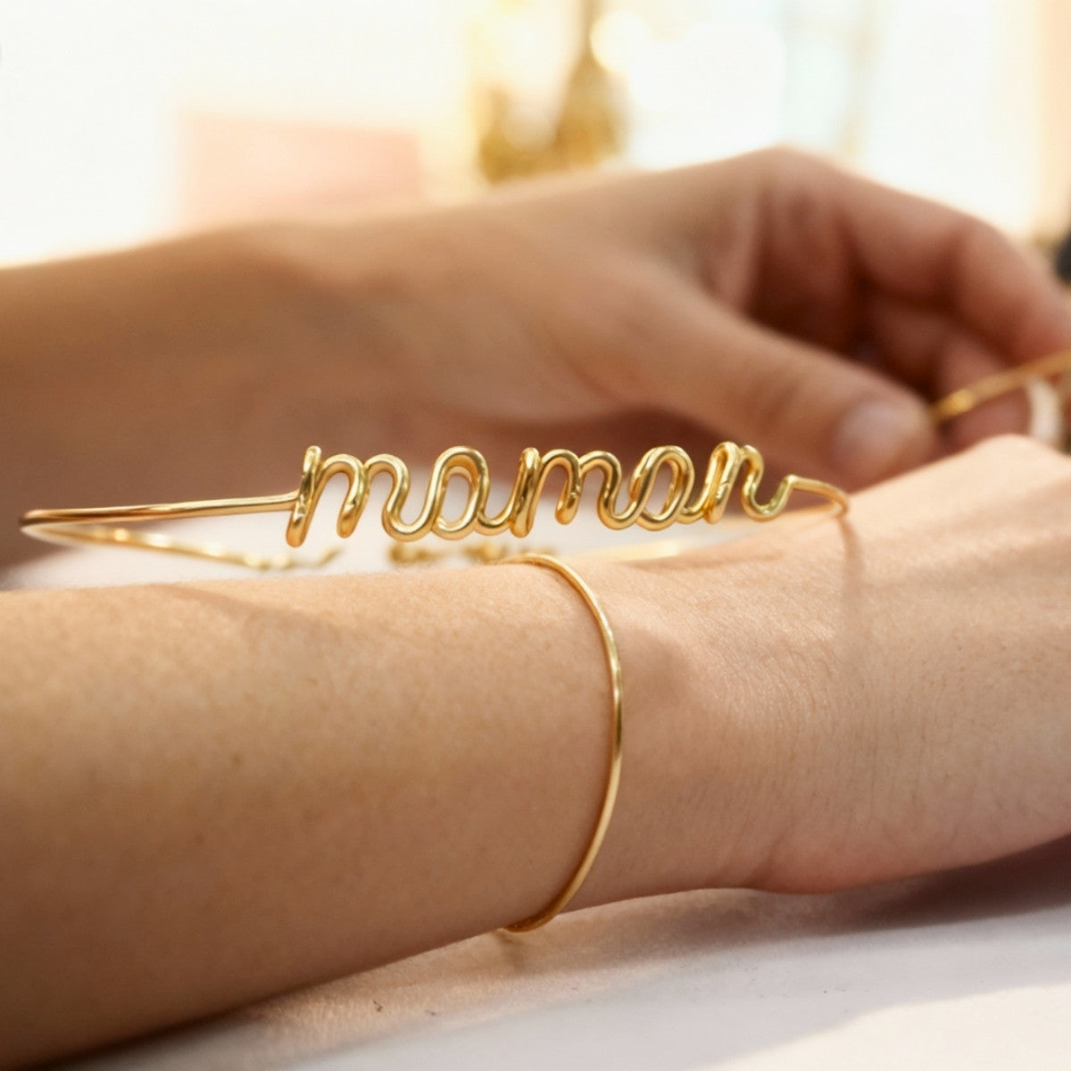 Détail du bracelet prénom personnalisé en or, bijou fait main au design soigné