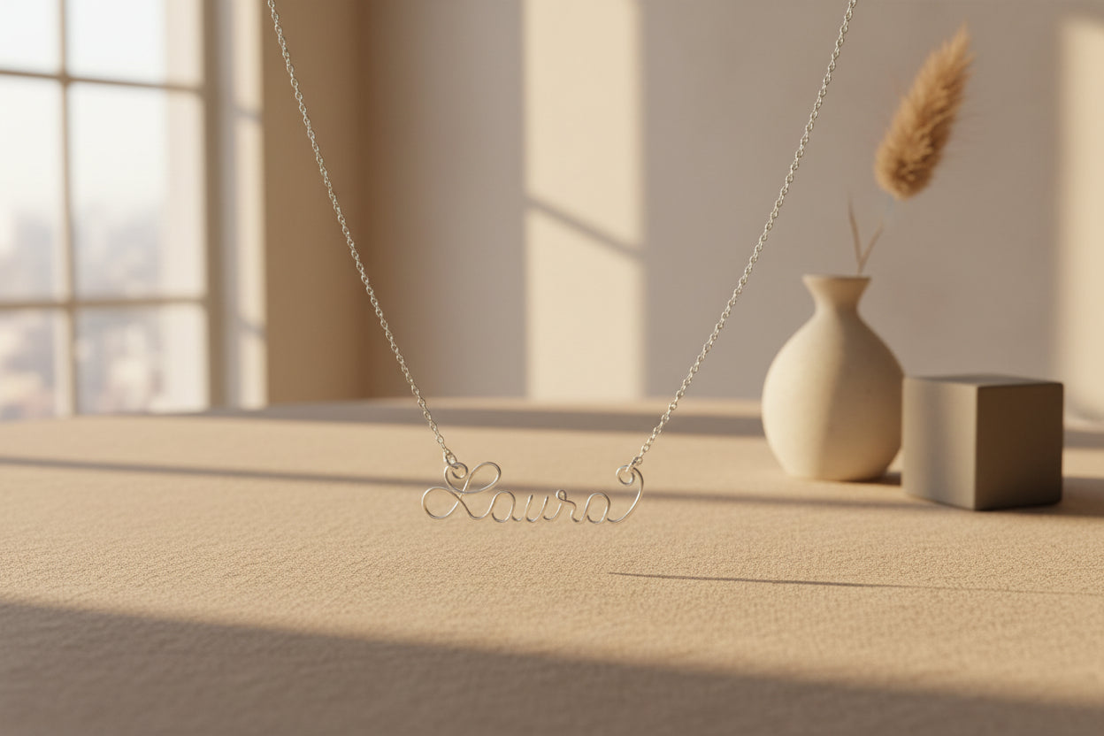 Collier prénom personnalisé en fil, bijou fait main dans une ambiance elegante.