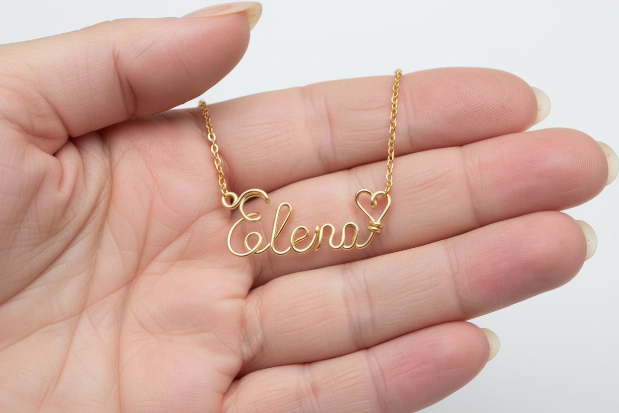 Collier prénom personnalisé en fil, bijou fait main ideal comme cadeau.