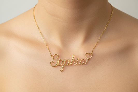 Collier prénom personnalisé en fil, bijou fait main au style élégant et luxe.