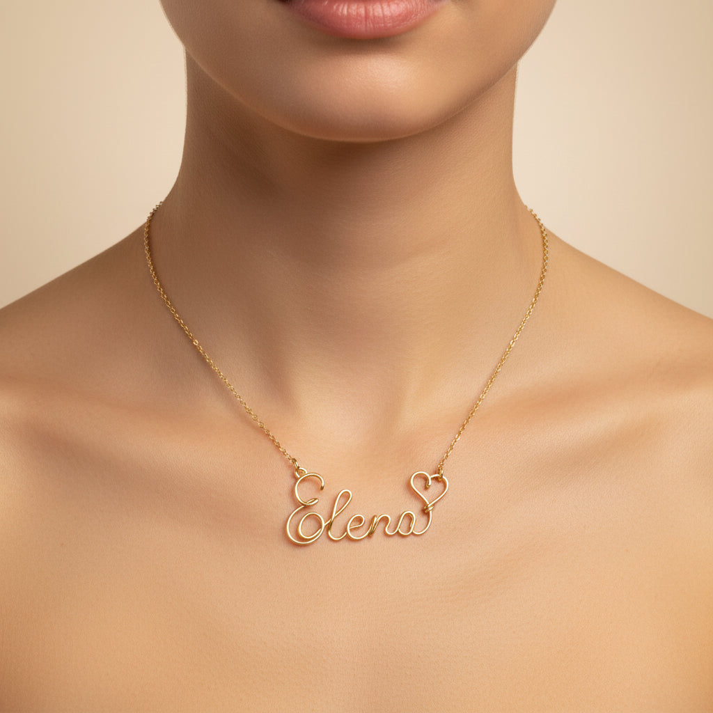 Collier prénom personnalisé en fil, bijou fait main porté autour du cou.