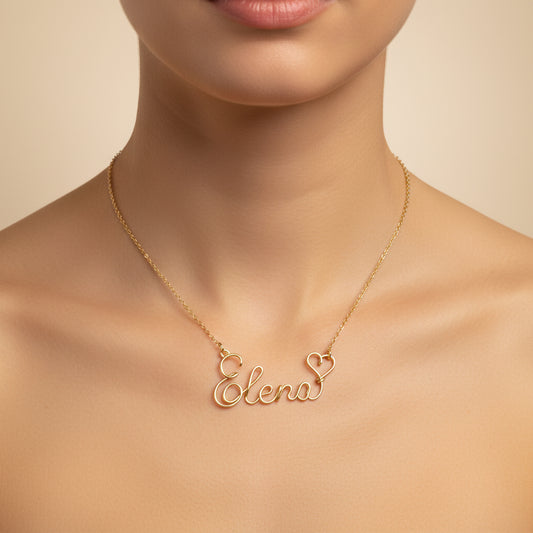 Collier prénom personnalisé en fil, bijou fait main porté autour du cou.