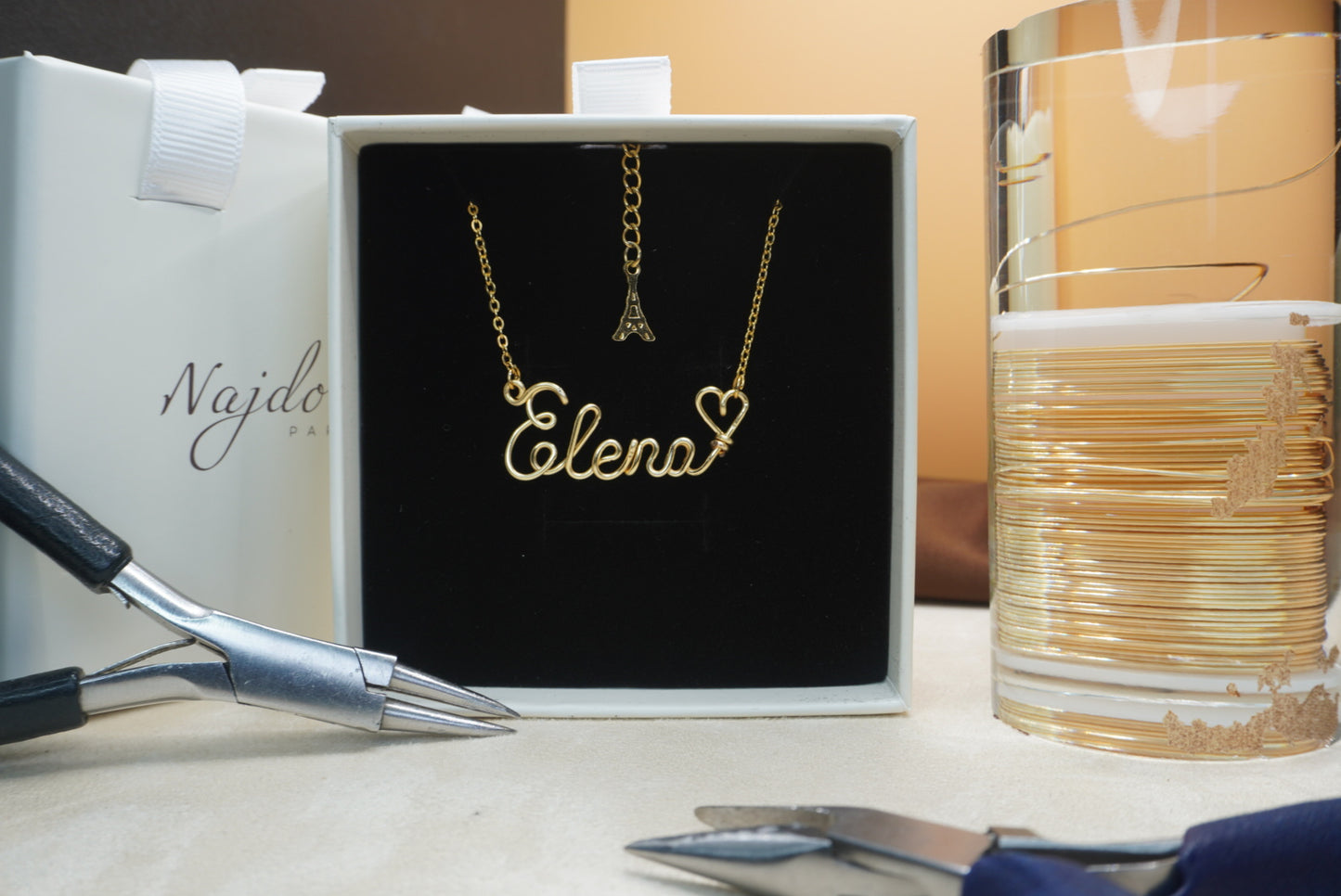 Vue produit d’un collier prénom personnalisé en fil, bijou fait main.