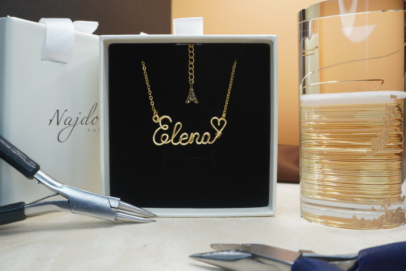 Vue produit d’un collier prénom personnalisé en fil, bijou fait main.