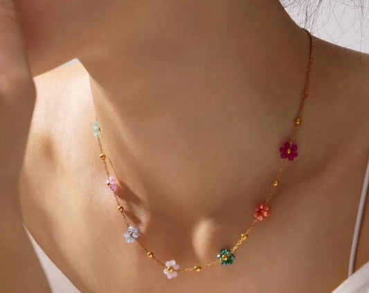 Collier en acier inoxydable 316L avec véritables pierres précieuses en forme de fleurs, délicat et coloré.