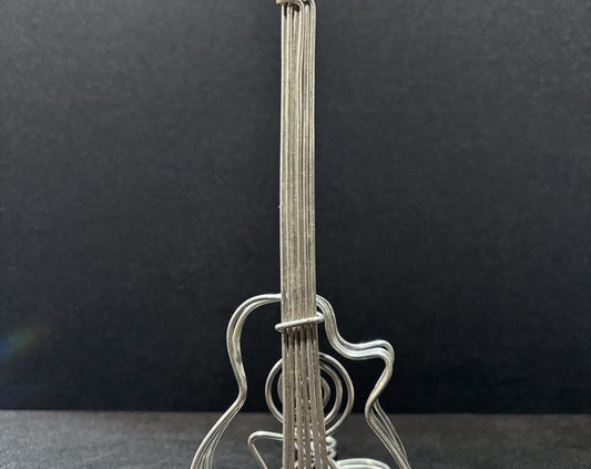 Sculpture en fil d’aluminium représentant une guitare, fabriquée à la main avec un design artistique et moderne.