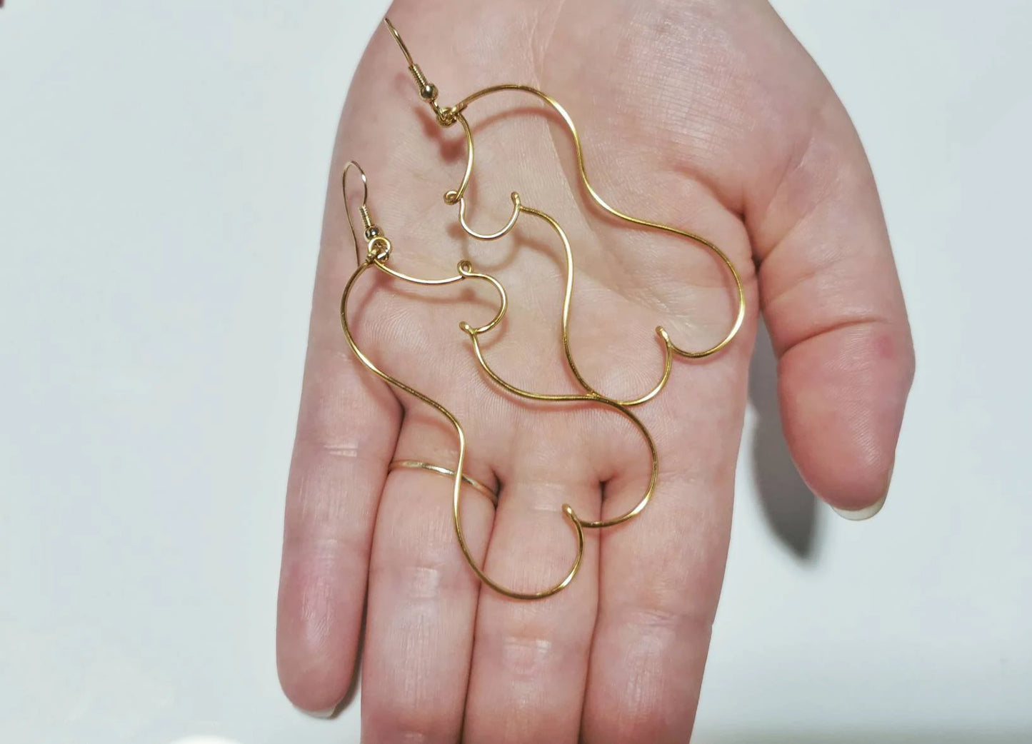 Boucles d’oreilles silhouette féminine en fil doré – Fait main