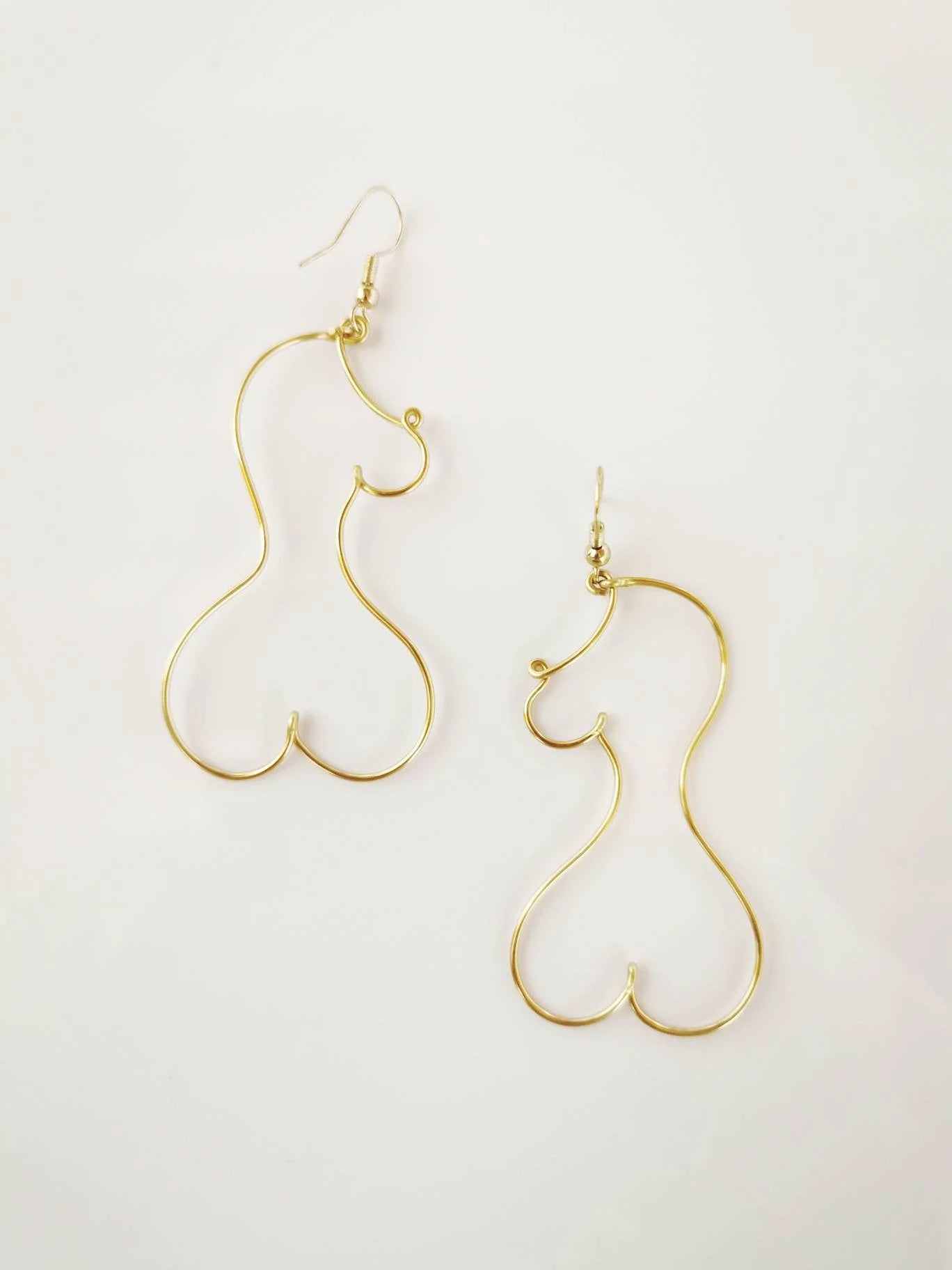 Boucles d’oreilles silhouette féminine en fil doré – Fait main