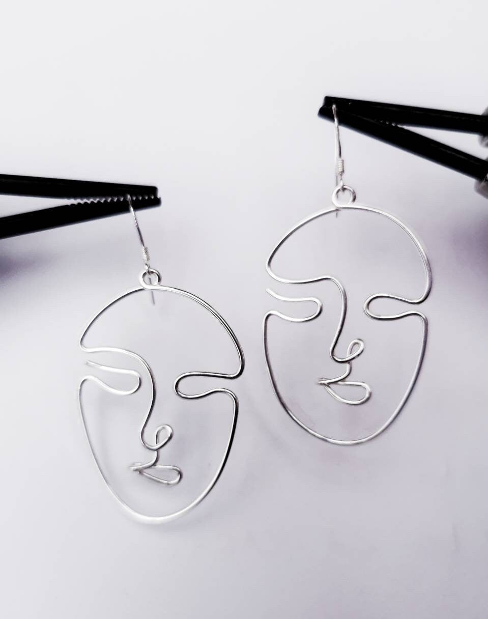 Boucles d’oreilles visage femme en fil doré – Fait main