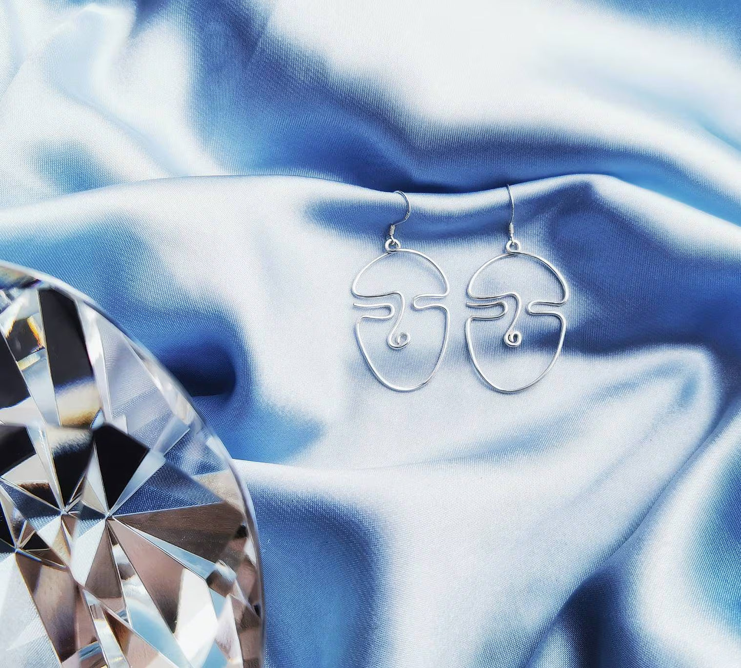 Boucles d’oreilles visage femme en fil doré – Fait main