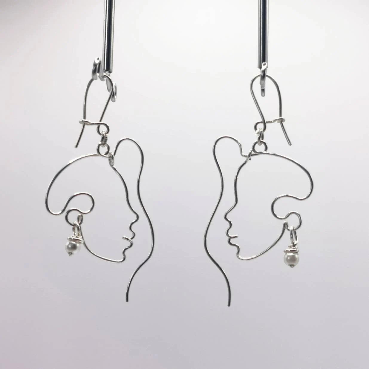 Boucles d’oreilles visage femme en fil – Bijou artisanal fait main