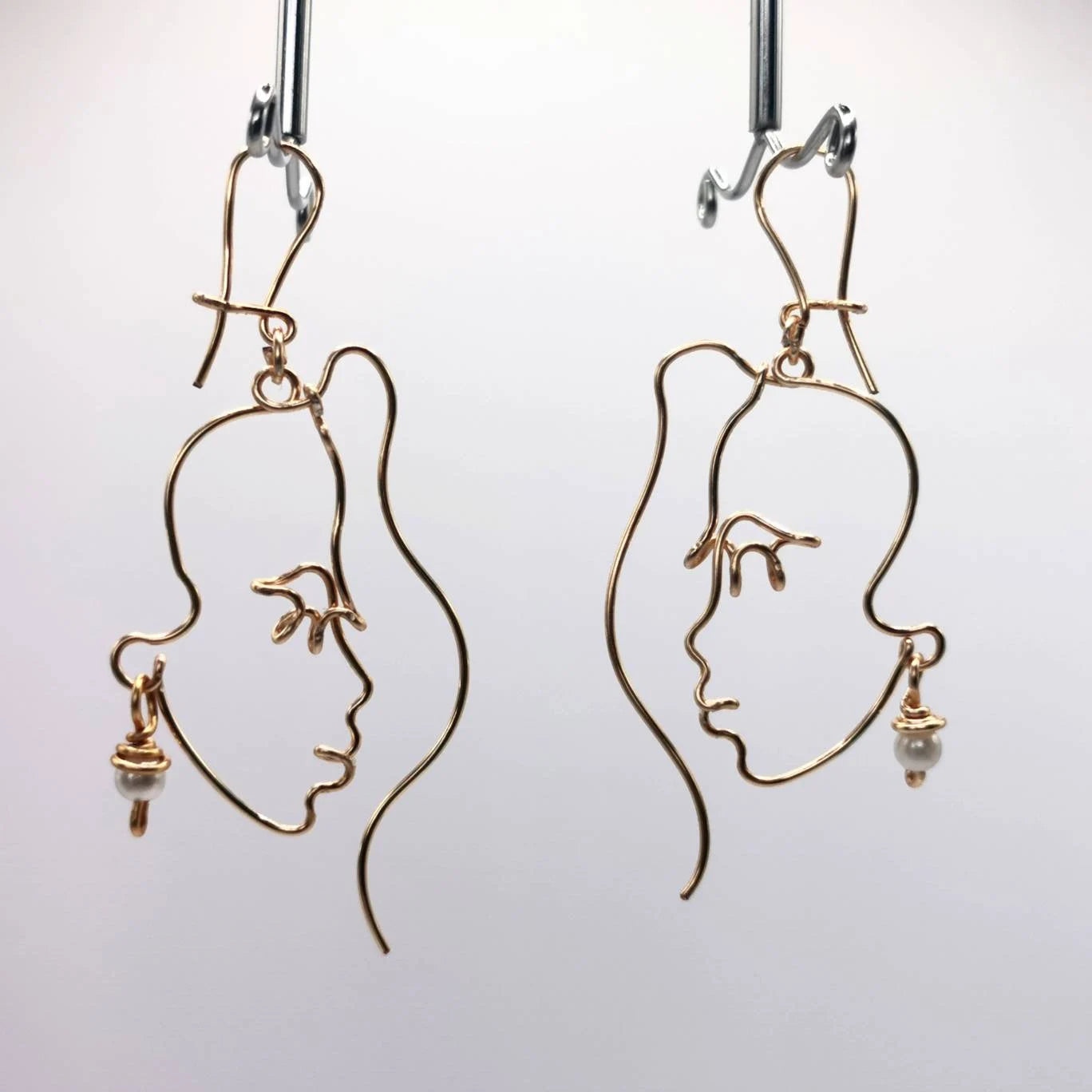 Boucles d’oreilles visage femme en fil – Bijou artisanal fait main