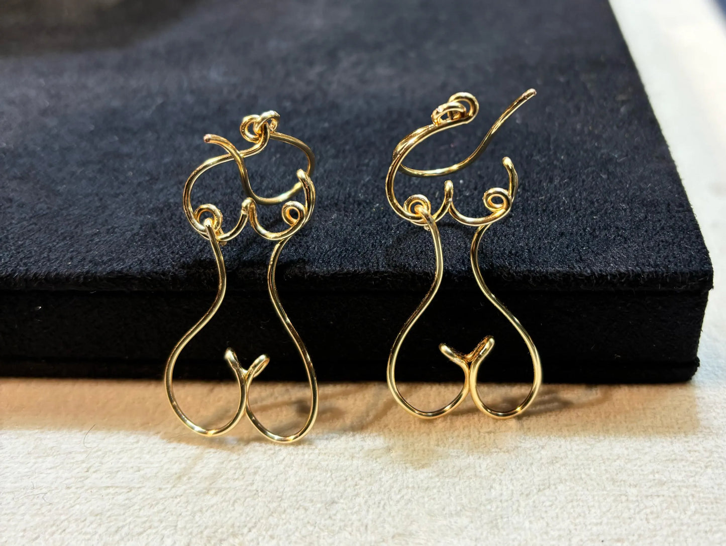 Boucles d’oreilles silhouette féminine en fil doré – Fait main