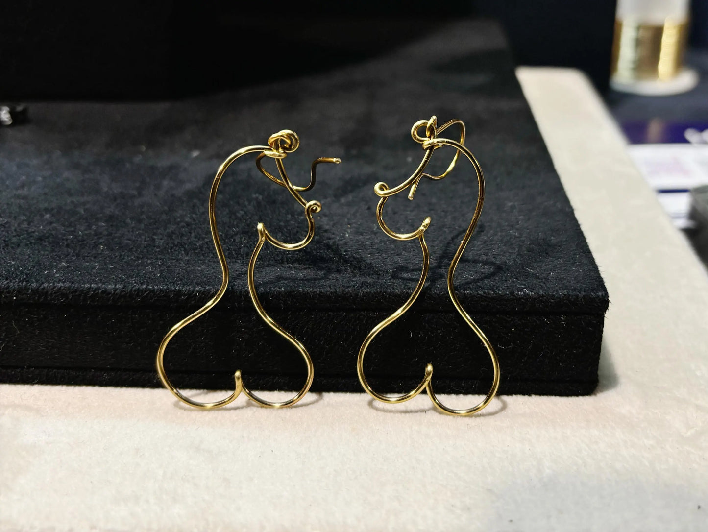 Boucles d’oreilles silhouette féminine en fil doré – Fait main