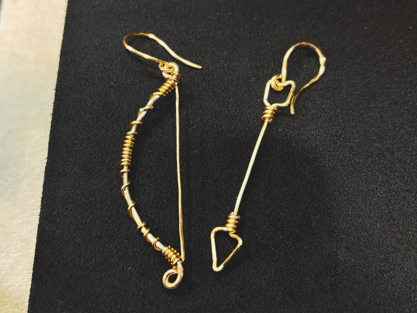 Boucles d’oreilles Arc et Flèche en fil doré – Design symbolique