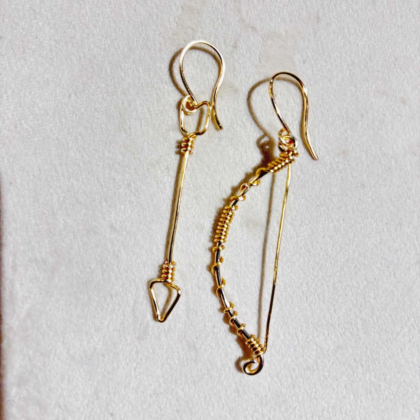 Boucles d’oreilles Arc et Flèche en fil doré – Design symbolique