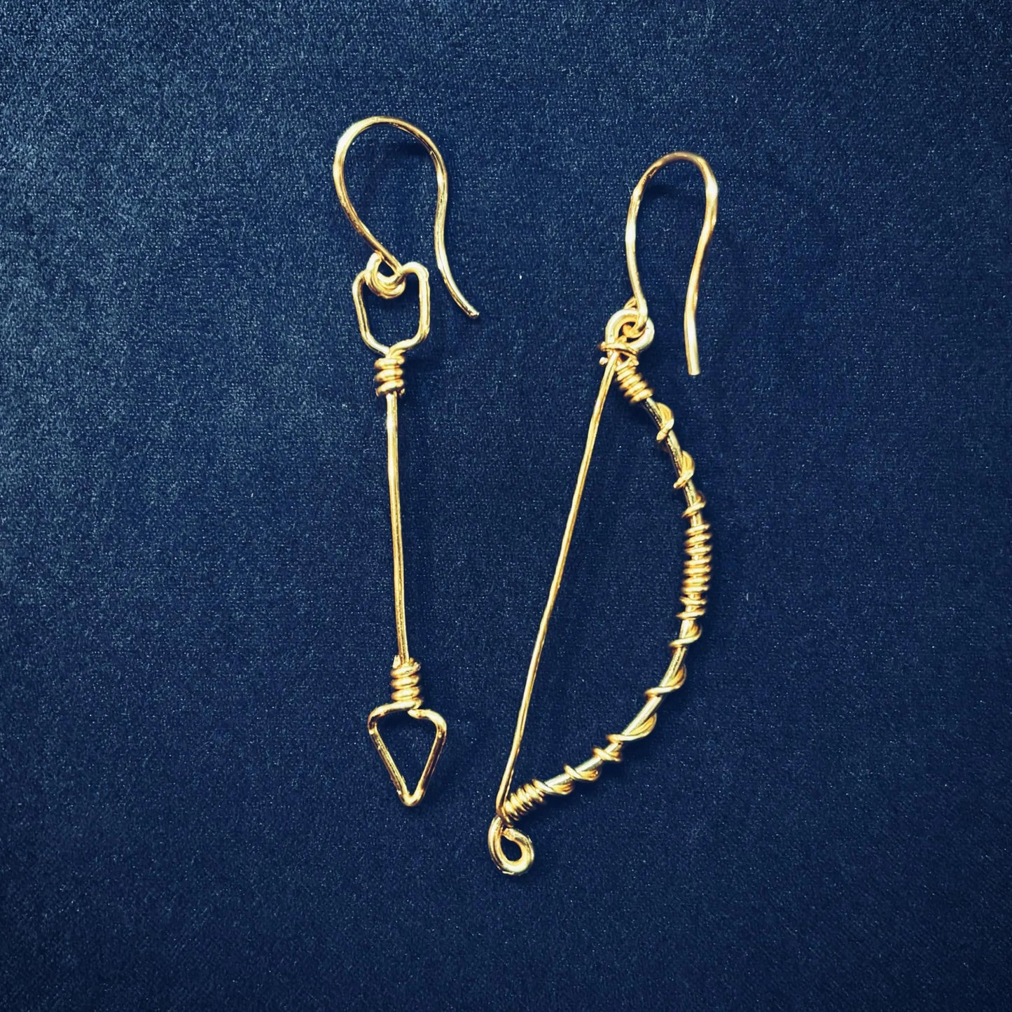 Boucles d’oreilles Arc et Flèche en fil doré – Design symbolique