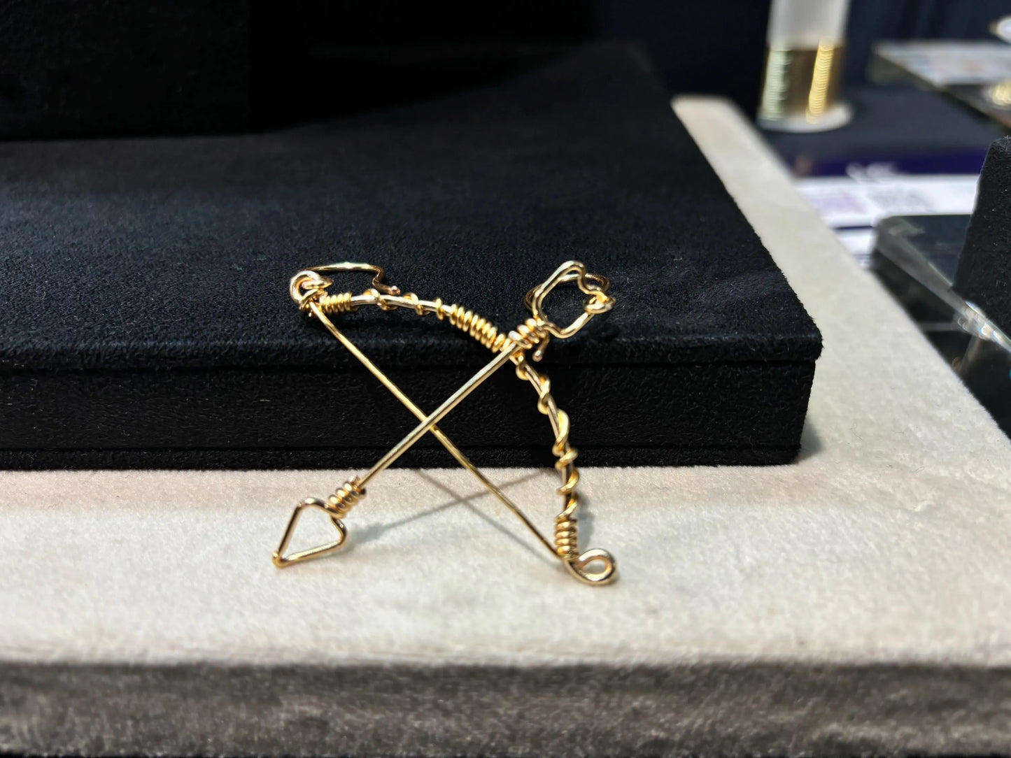 Boucles d’oreilles Arc et Flèche en fil doré – Design symbolique