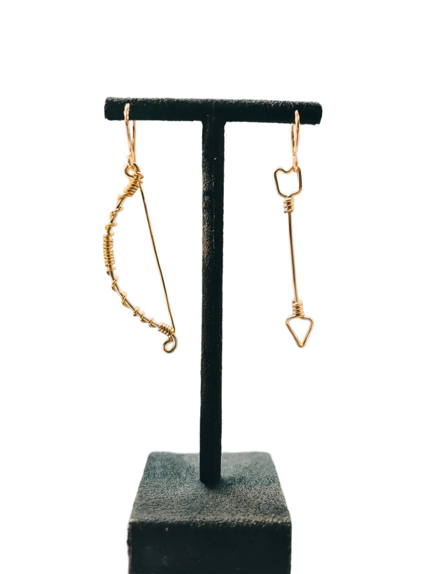 Boucles d’oreilles Arc et Flèche en fil doré – Design symbolique