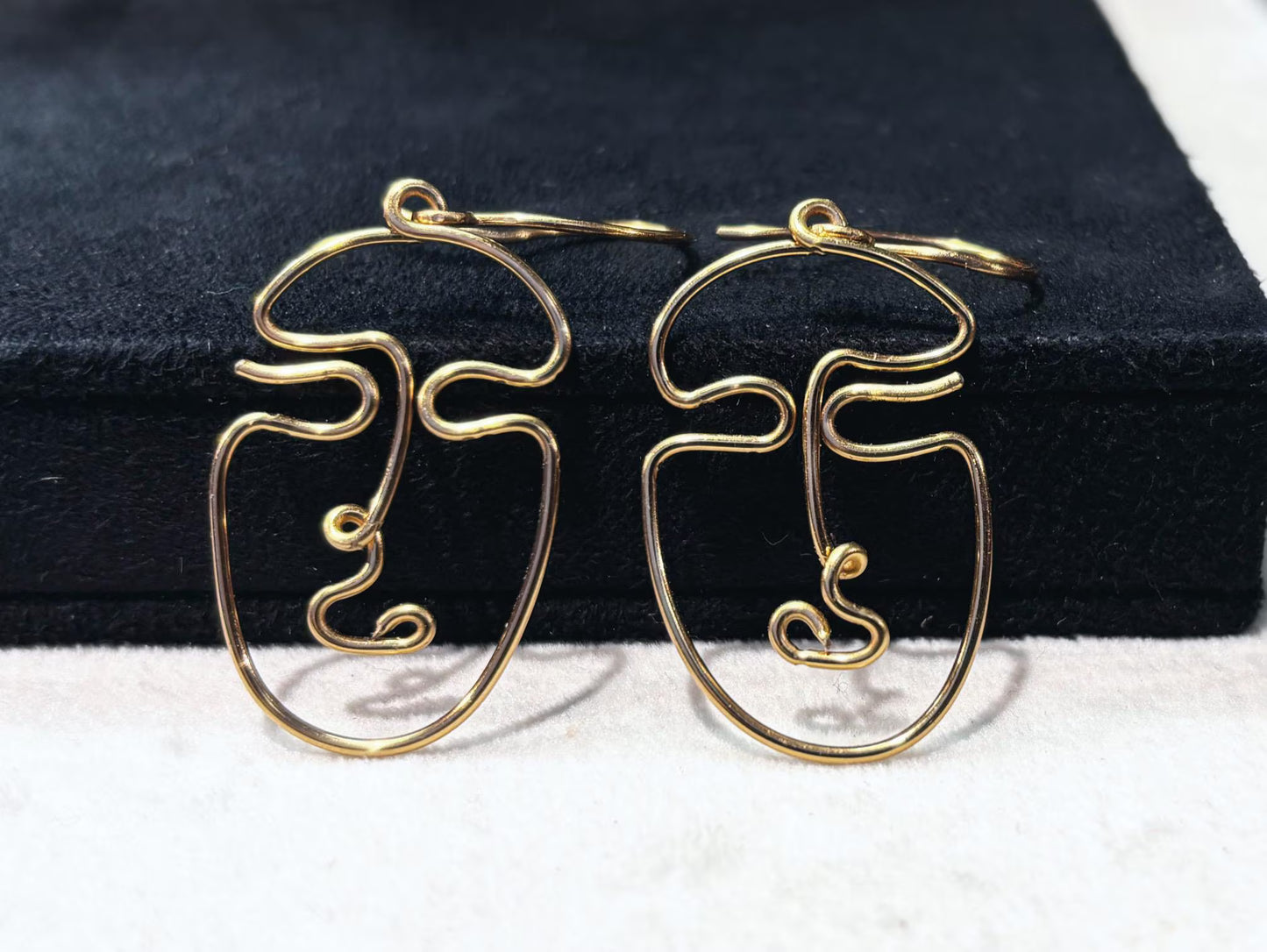 Boucles d’oreilles visage femme en fil doré – Fait main