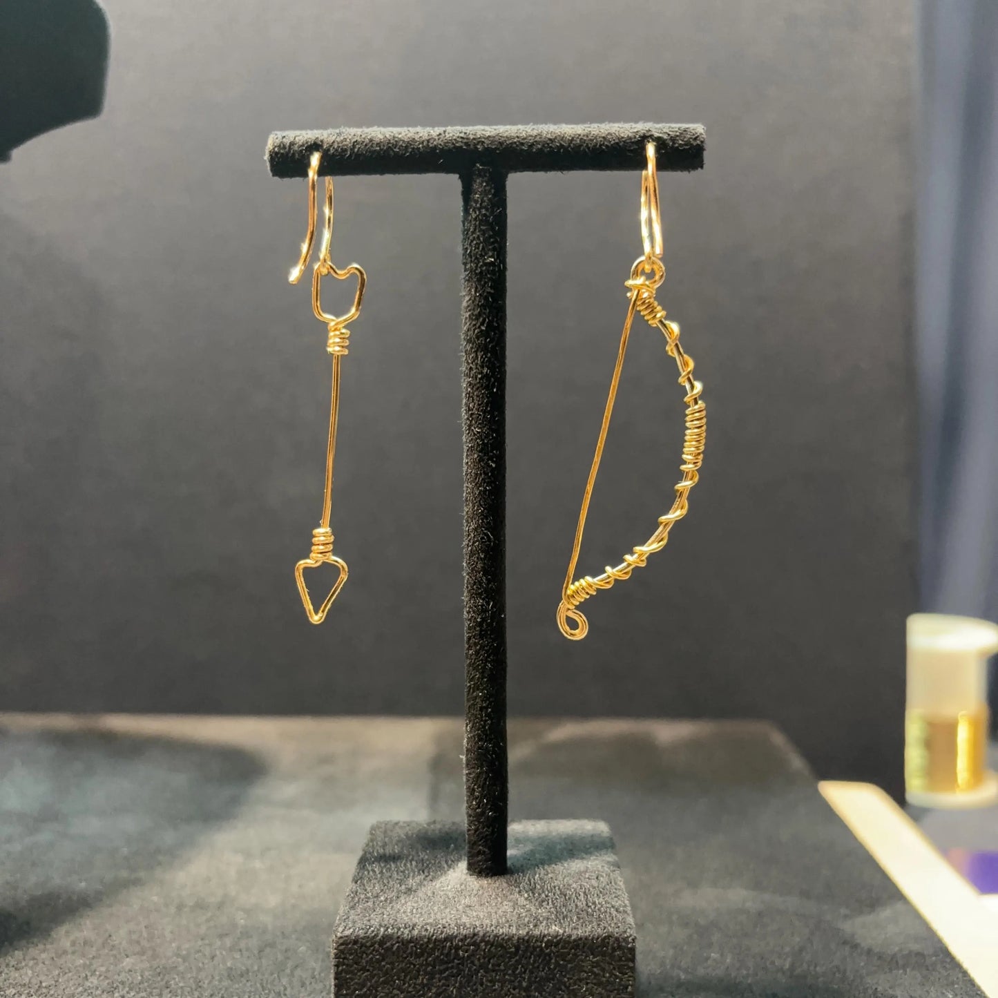 Boucles d’oreilles Arc et Flèche en fil doré – Design symbolique