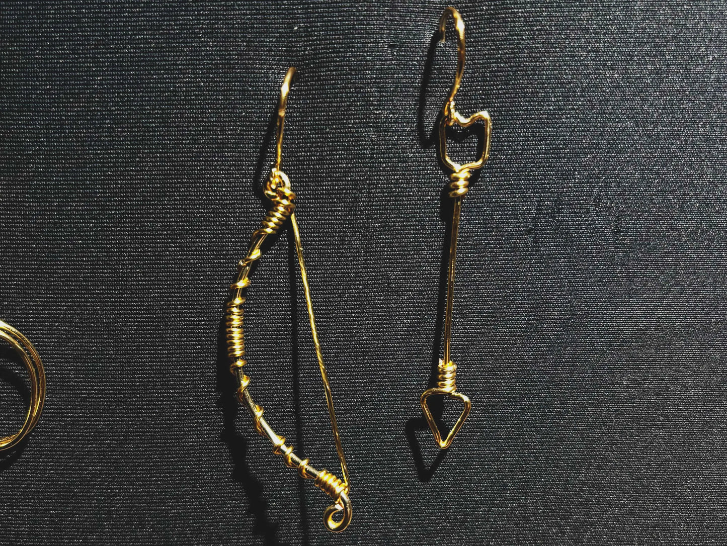 Boucles d’oreilles Arc et Flèche en fil doré – Design symbolique