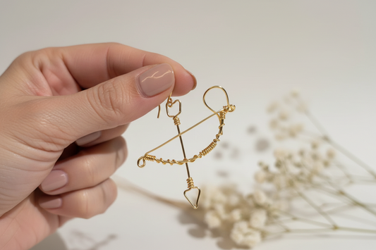 Boucles d’oreilles Arc et Flèche en fil doré – Design symbolique