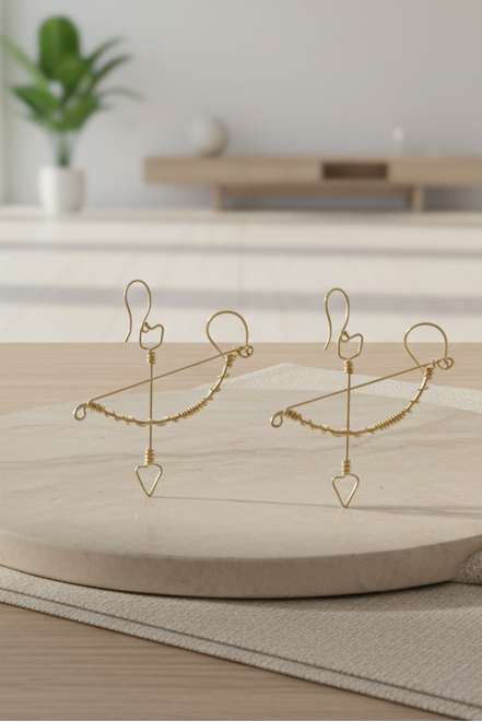 Boucles d’oreilles Arc et Flèche en fil doré – Design symbolique