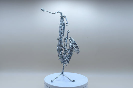 Sculpture de saxophone faite à la main – art en fil métallique