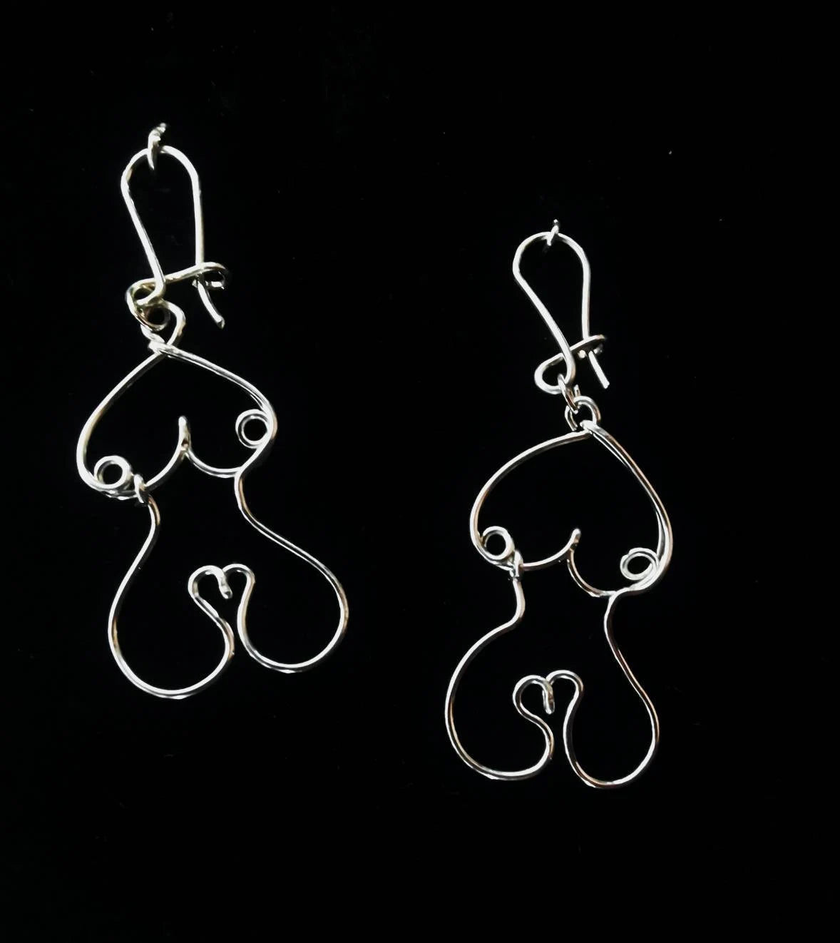 Boucles d’oreilles silhouette féminine en fil doré – Fait main