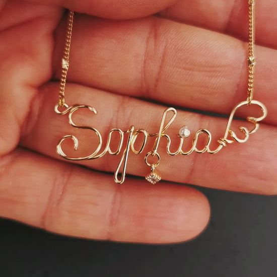 Bijou exclusif en fil doré – Collier prénom sur mesure, livré dans un écrin élégant.