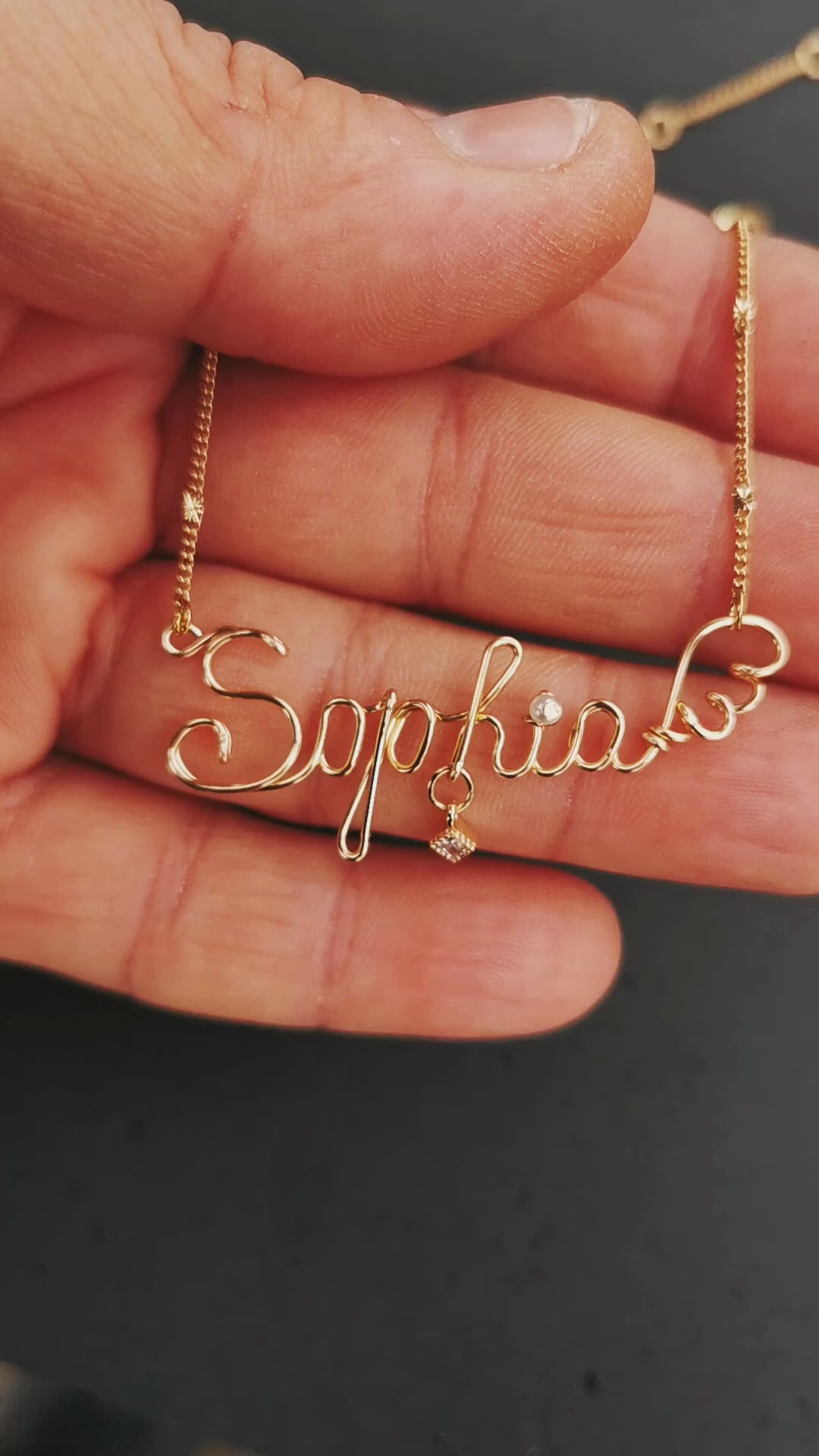 Bijou exclusif en fil doré – Collier prénom sur mesure, livré dans un écrin élégant.