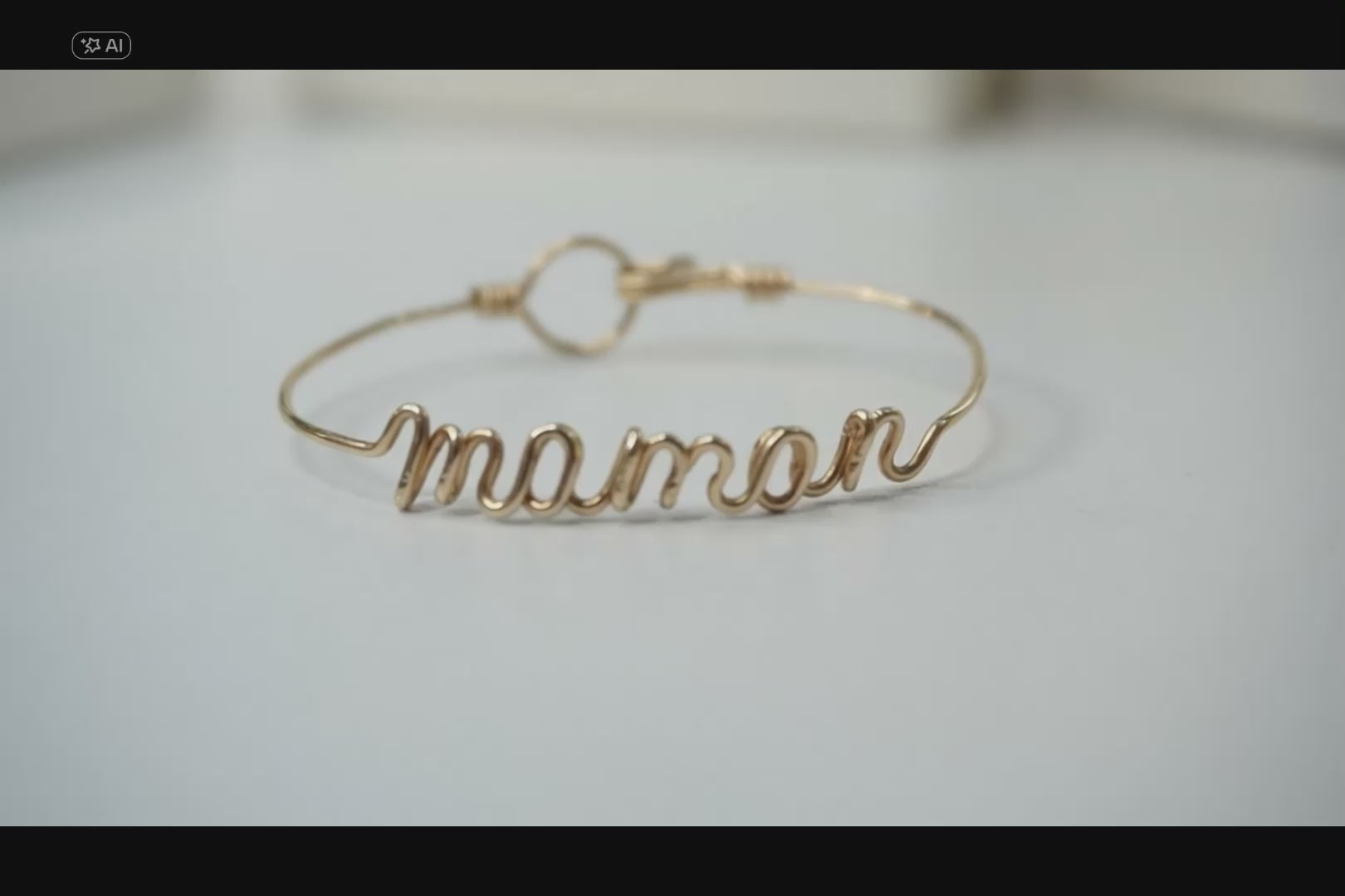 Bracelet prénom personnalisé en fil, bijou fait main dans une ambiance elegante.