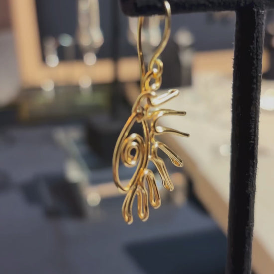 Vidéo montrant les boucles d’oreilles œil en acier inoxydable 316L sous la lumière naturelle.