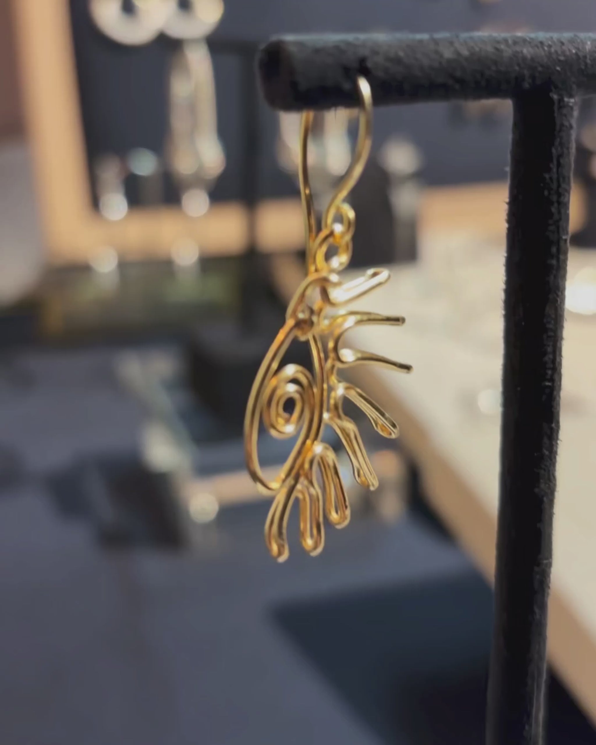 Vidéo montrant les boucles d’oreilles œil en acier inoxydable 316L sous la lumière naturelle.