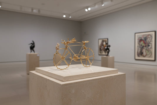 Sculpture miniature de vélo en laiton plaqué or 2 microns, fabriquée à la main avec des détails raffinés.