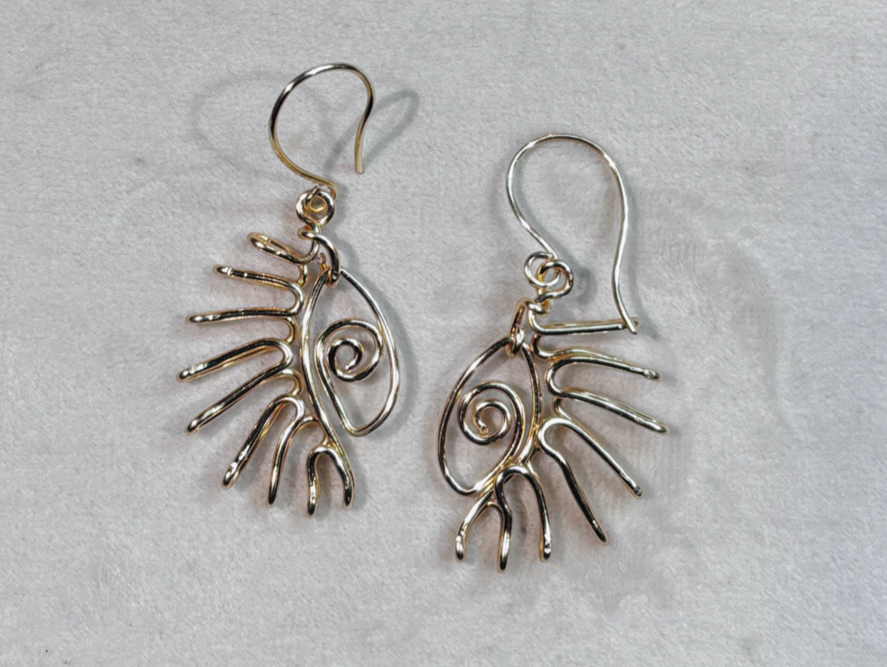 Boucles d’oreilles contemporaines faites main, fil doré, présentées dans un écrin luxe Najdovski.